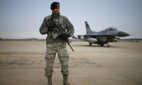 un soldado de EEUU en una base aérea